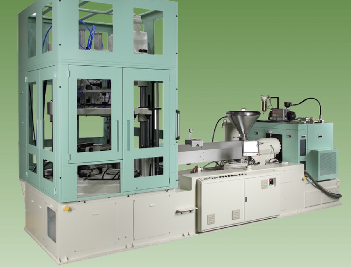 Machine AOKI d’injection soufflage bi-orientation en une étape, carénage vert d’eau et socle crème