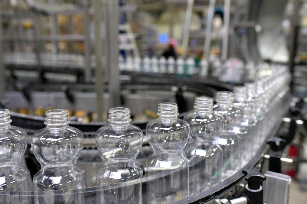 Bouteilles plastiques sur une chaîne de production