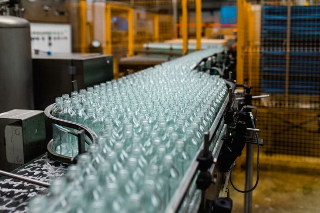 Bouteilles plastiques en sortie de ligne