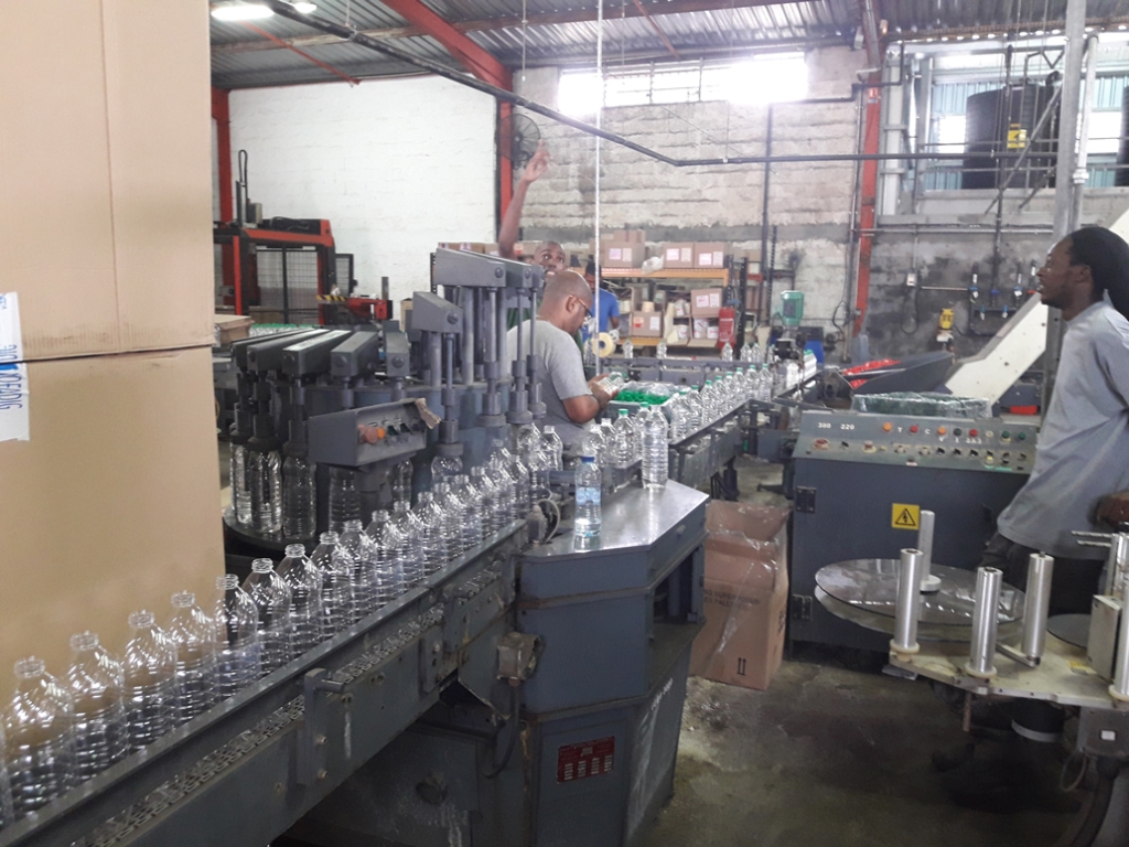 Convoyage de bouteilles plastiques